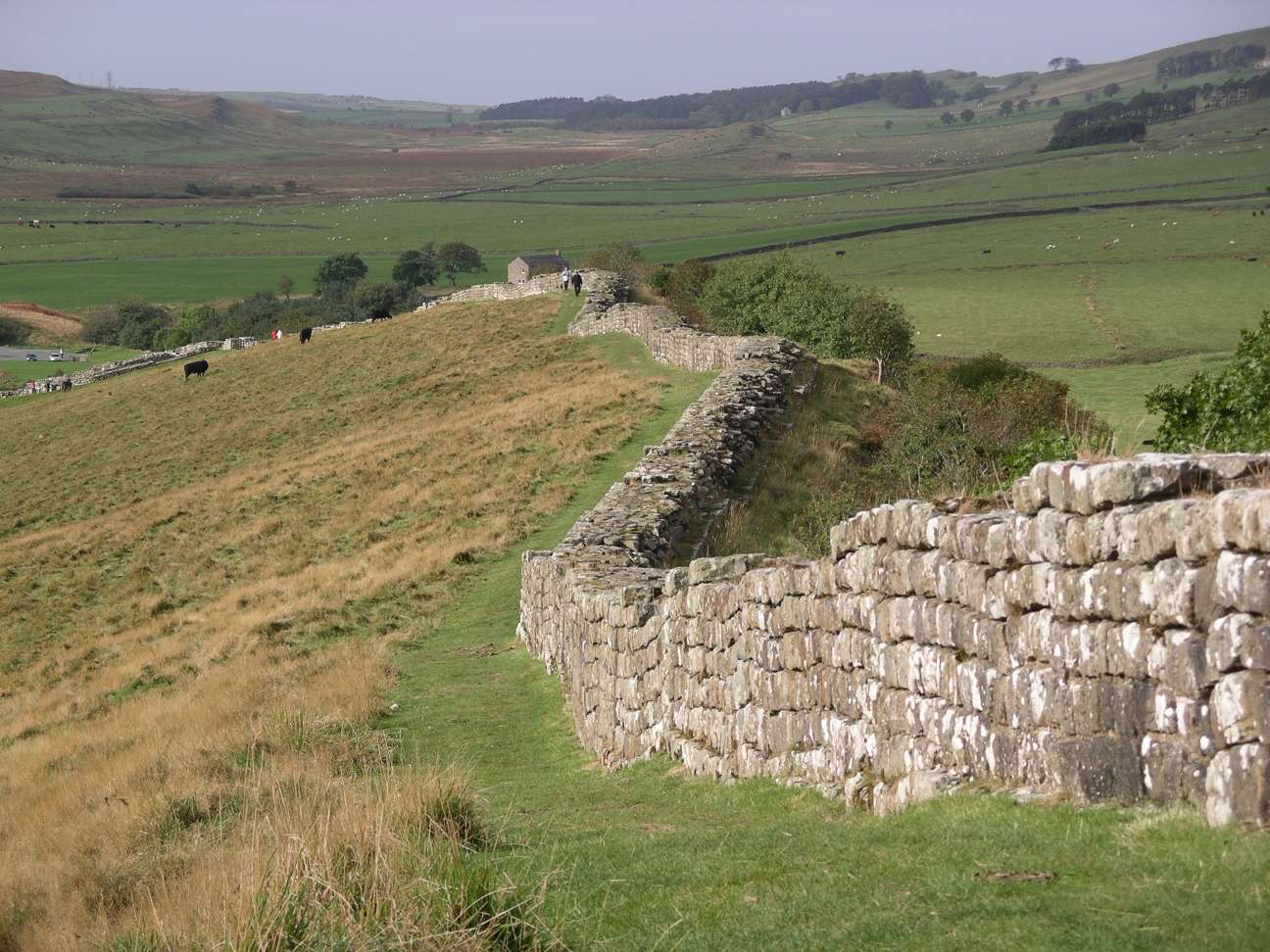 http://www.clanmachamilton.com.br/Imagens/Hadrian_wall_at_Greenhead_Lough.jpg
